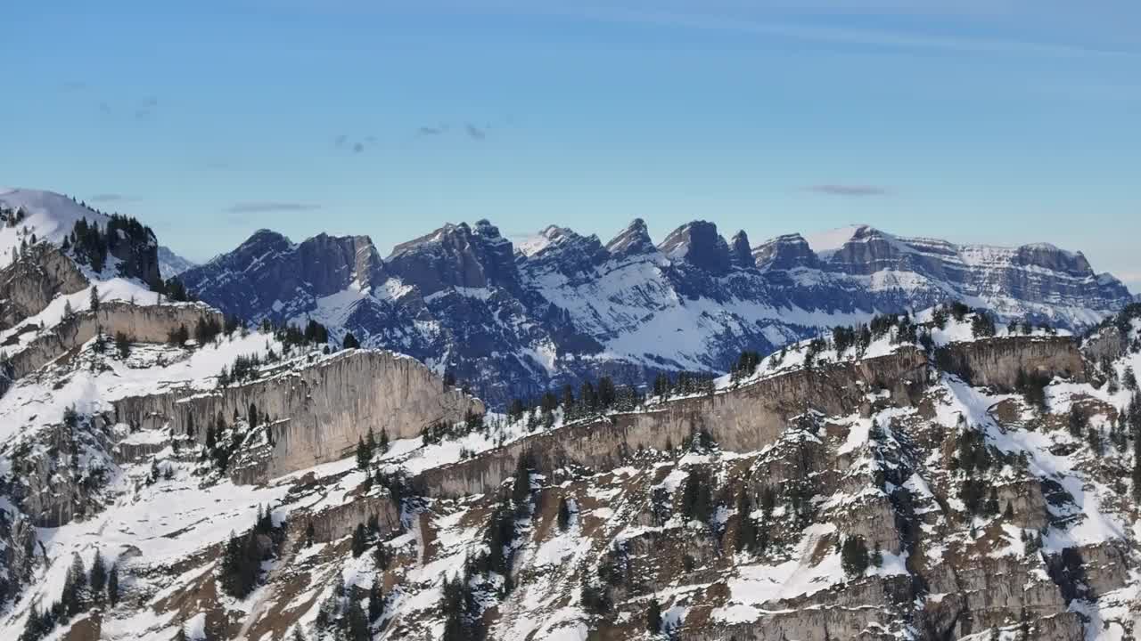 瑞士格拉鲁斯北部，雪覆盖的山峰，崎岖的悬崖，展现了视差效果的Churfirsten山脉视频素材