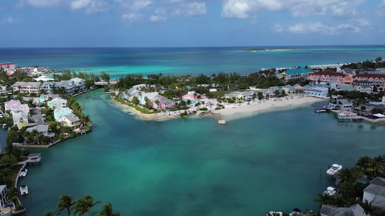 鸟瞰绿礁岛和海滩度假胜地，拿骚，巴哈马群岛。视频素材