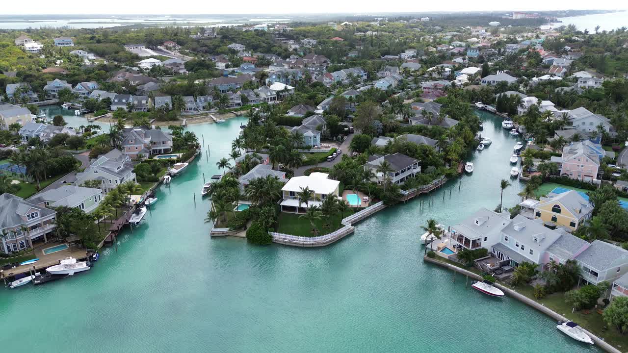 俯瞰豪华海滨住宅，棕榈树和船只，巴哈马群岛。视频素材