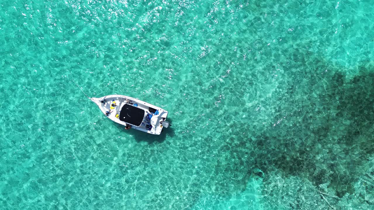 鸟瞰蔚蓝的海水和船只，巴哈马群岛。视频素材