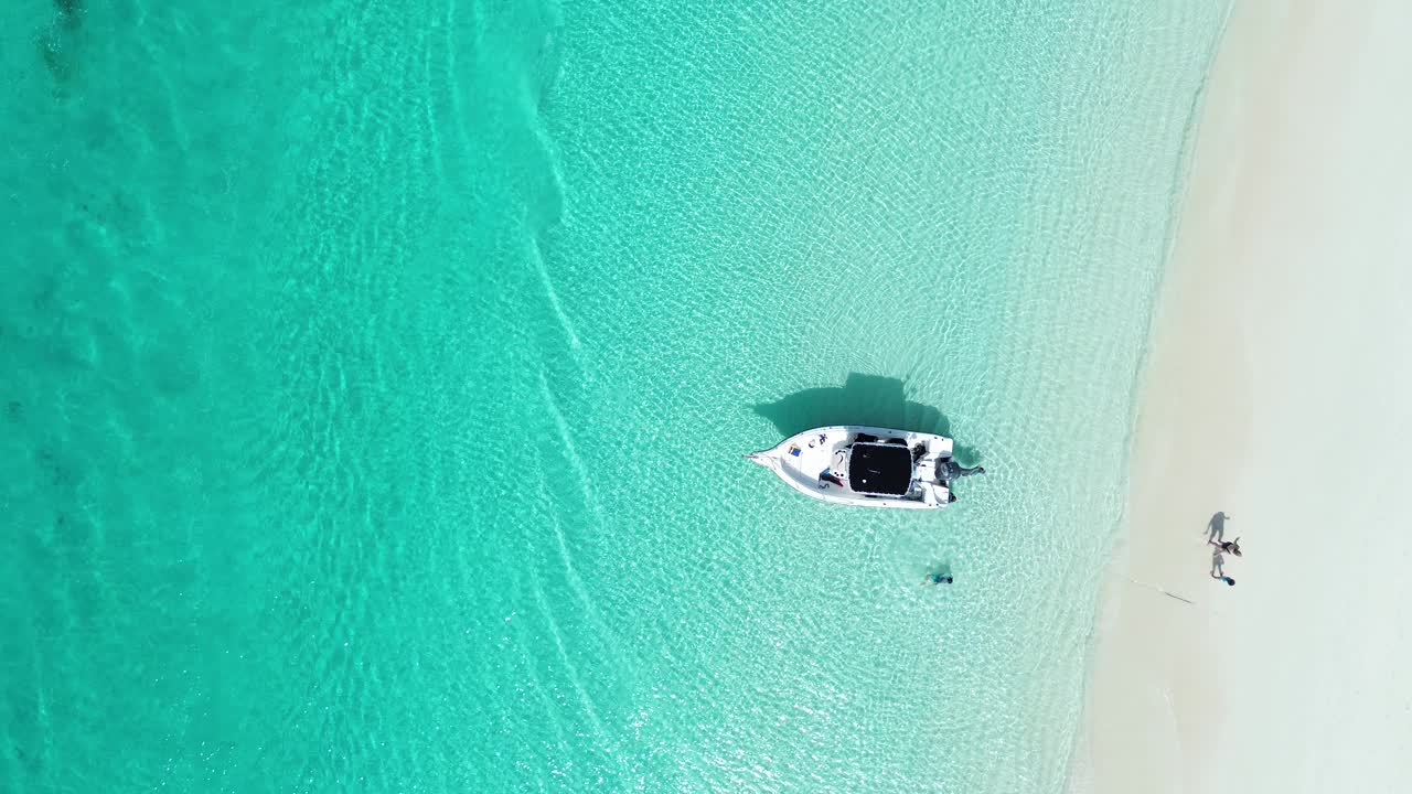 巴哈马拿骚的大白鲨海滩鸟瞰图。视频素材