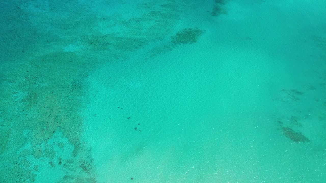 鸟瞰桑迪波特海滩，清澈碧绿的海水，巴哈马群岛。视频素材