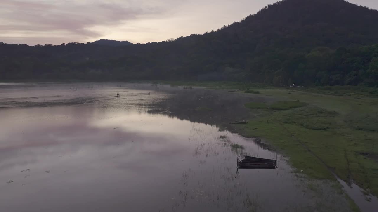 鸟瞰图，雾蒙蒙的湖在日出与寺庙，巴厘岛。视频素材