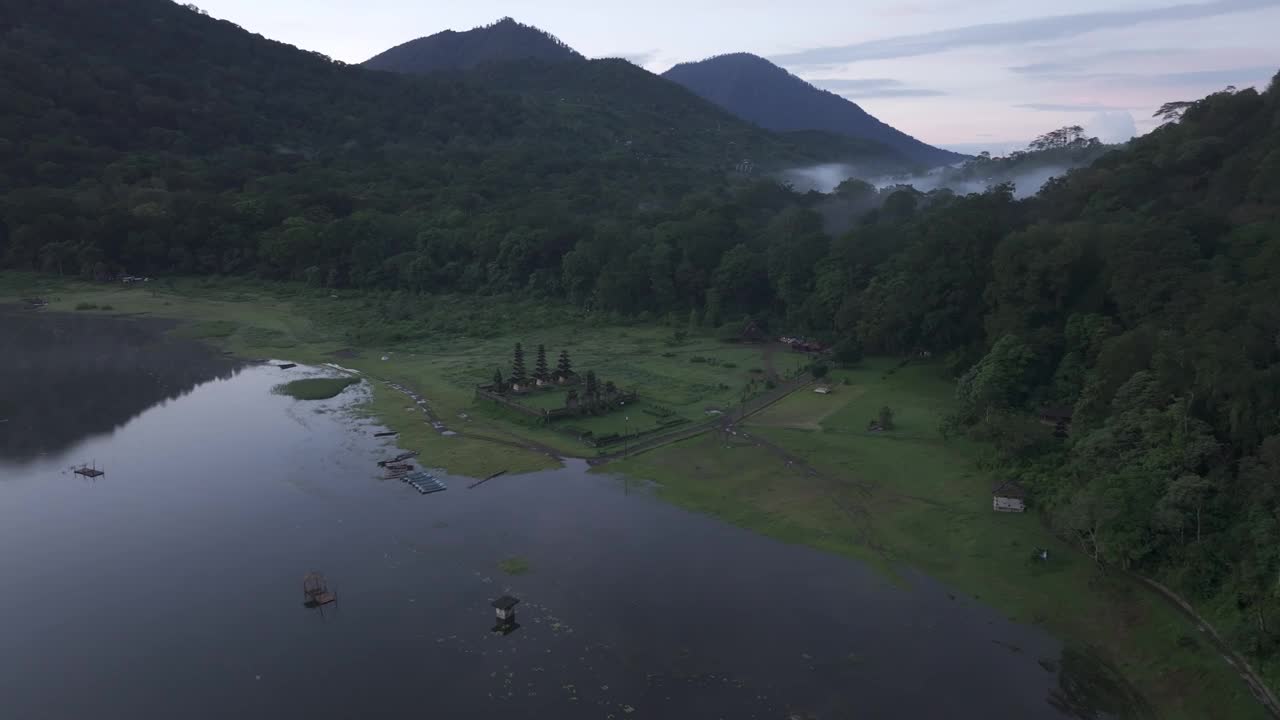 鸟瞰雾蒙蒙的湖泊、寺庙和森林，印度尼西亚。视频素材