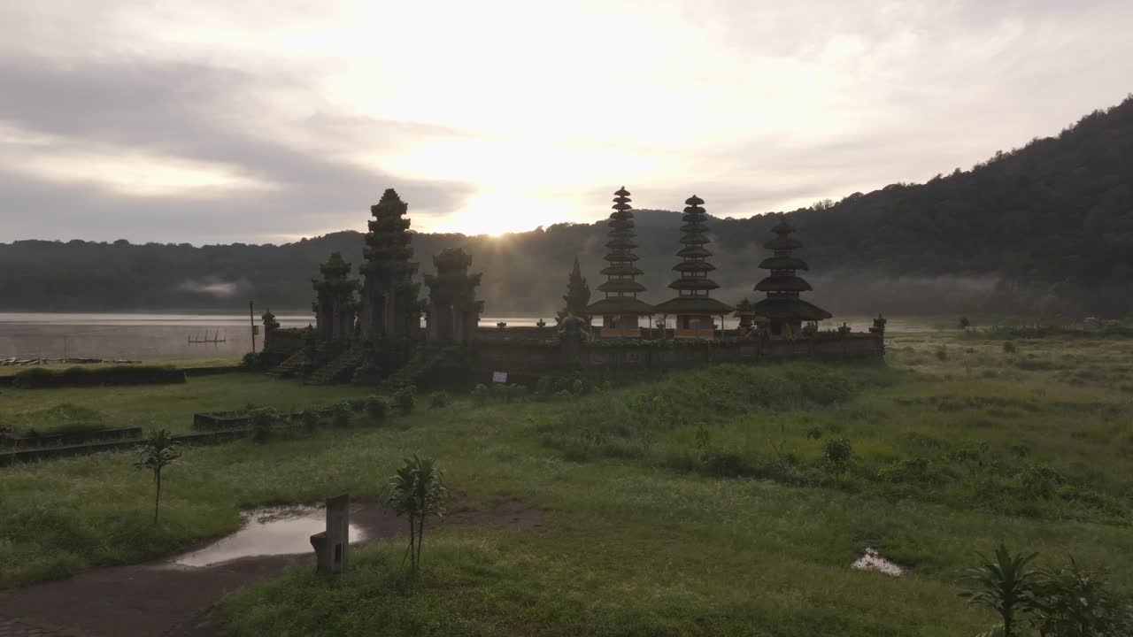 云雾缭绕的坦布林甘湖鸟瞰图，有寺庙和山脉，巴厘岛。视频素材