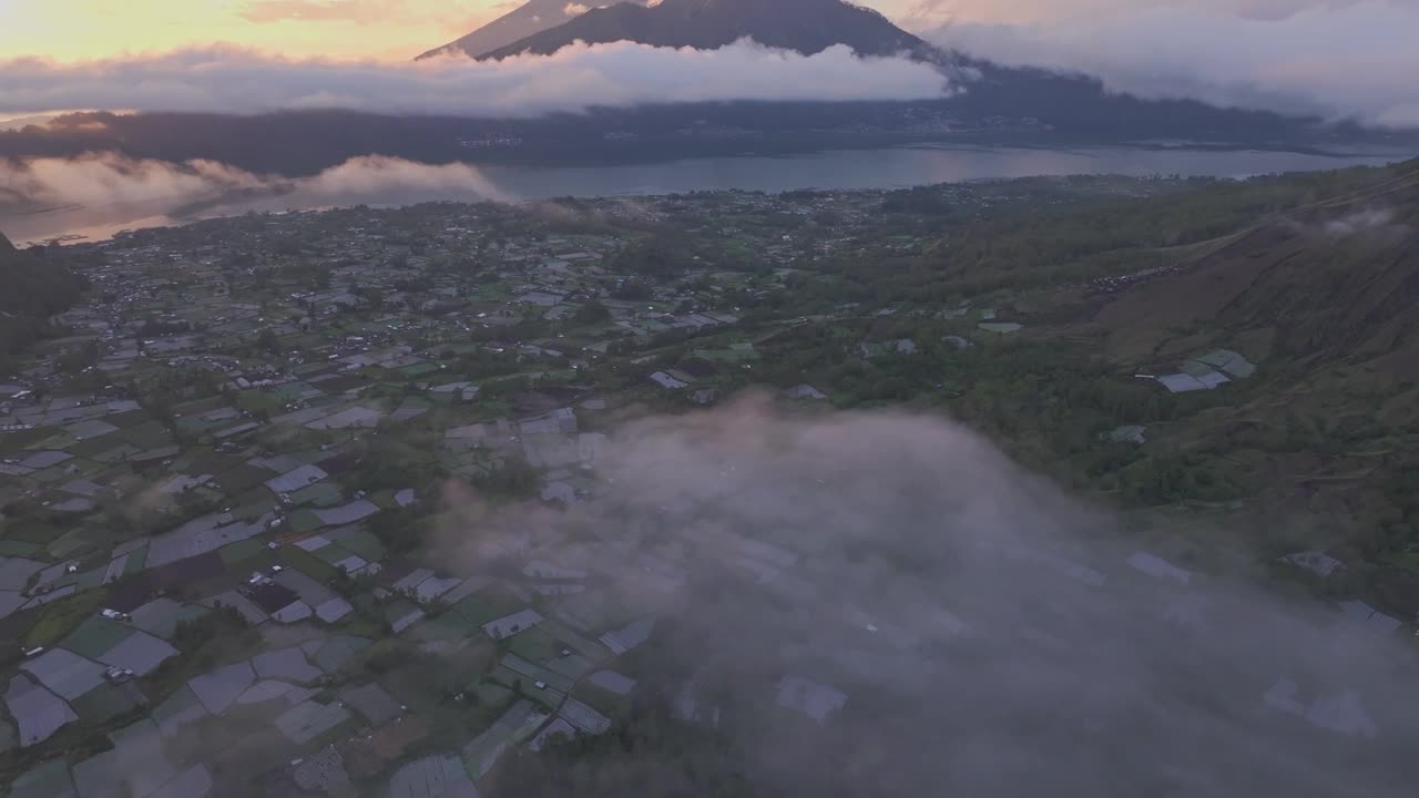 巴厘巴图尔火山、农田和湖泊的鸟瞰图。视频素材