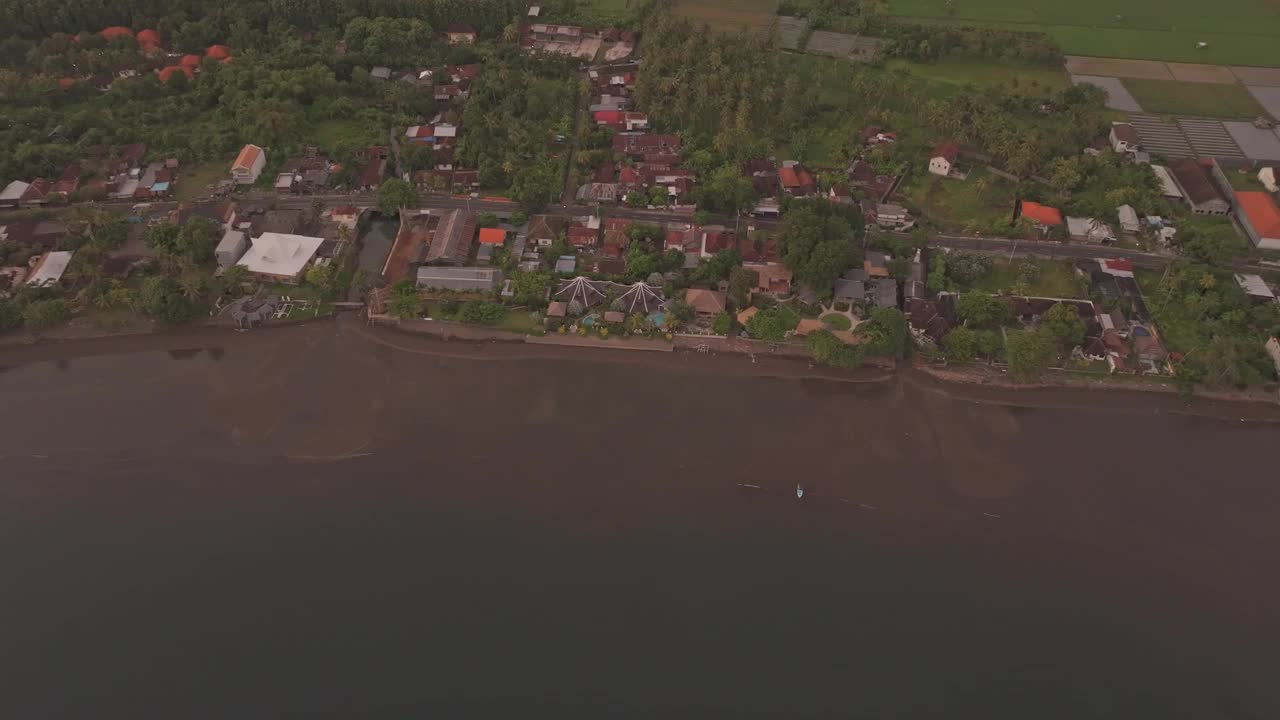 鸟瞰日出在海岸村庄，洛维纳，巴厘岛，印度尼西亚。视频素材