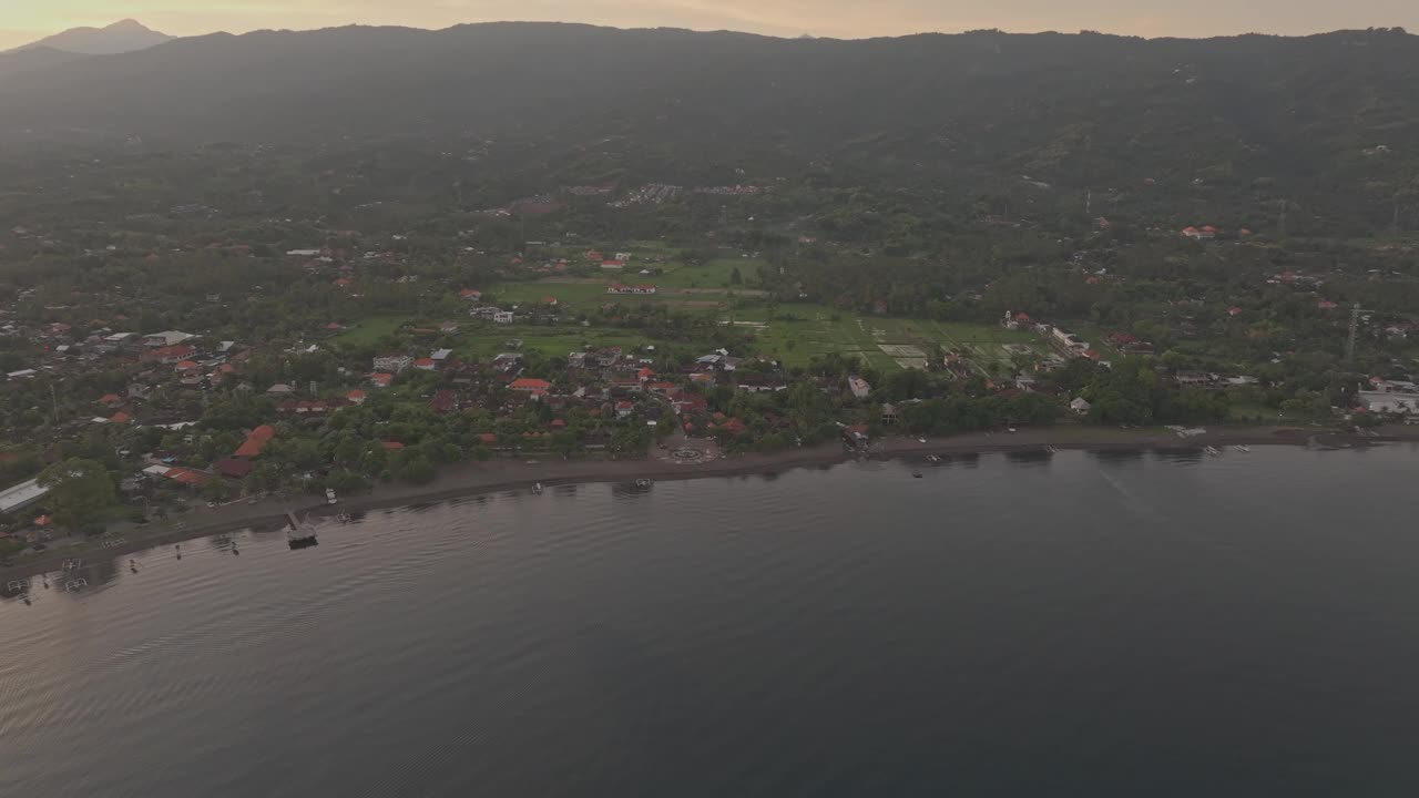 鸟瞰巴厘岛日出时海边宁静的乡村生活。视频素材