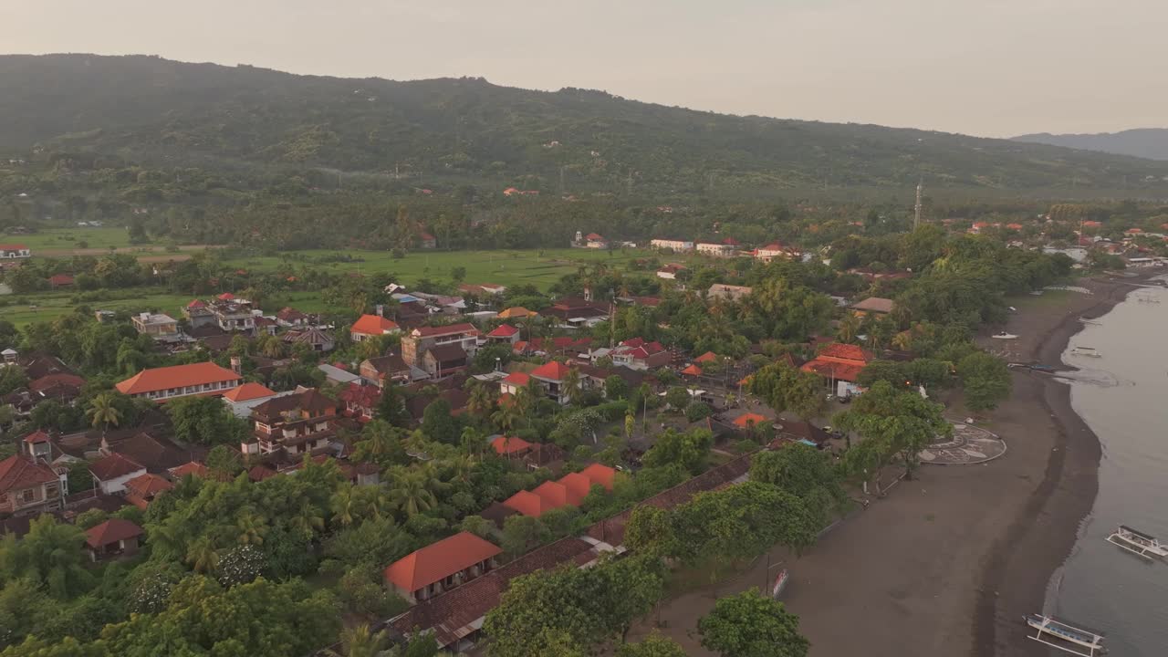 鸟瞰日出在村庄和海洋，洛维纳，巴厘岛，印度尼西亚。视频素材