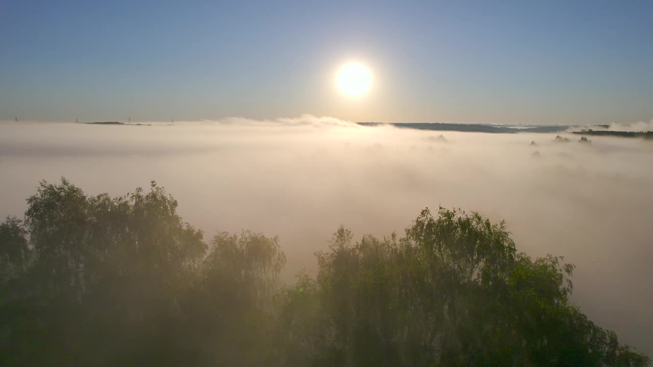 太阳从无边的云海中升起，直到地平线。令人惊叹的自然景观早上好。鸟瞰雾云和天空在日出时间。日出时，浓雾笼罩着美丽的云海。视频素材