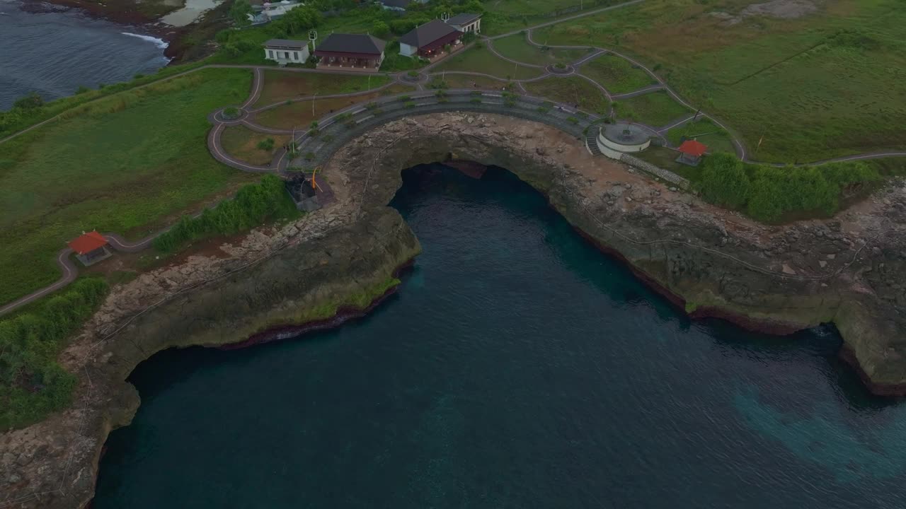 巴厘岛日出时魔鬼之泪海岸线的鸟瞰图。视频素材