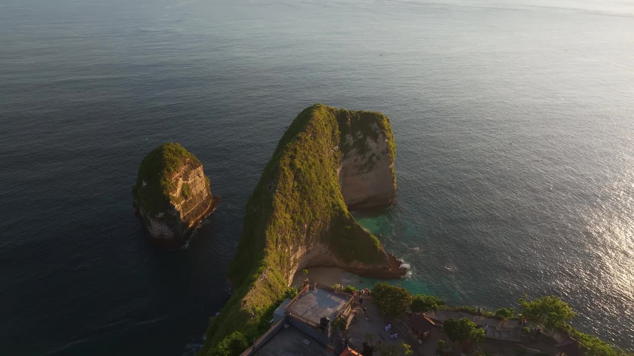 鸟瞰日落时的科林金海滩，努沙佩尼达，印度尼西亚。视频素材