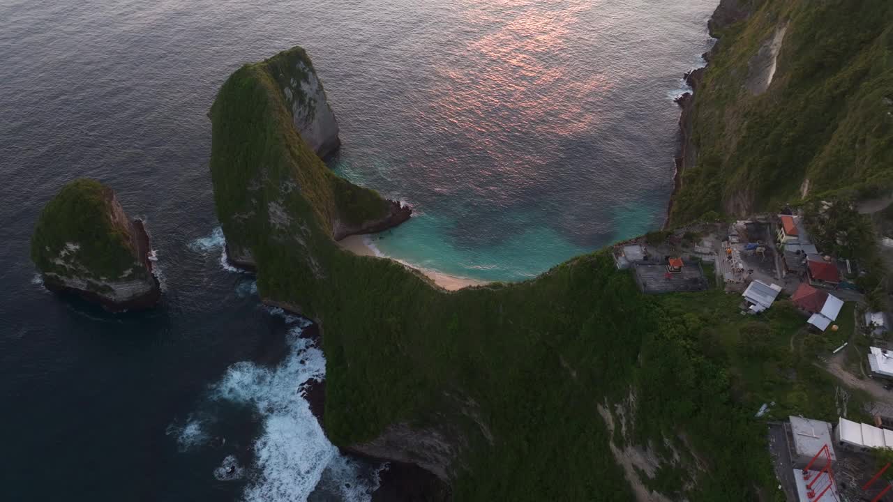 鸟瞰印尼的凯林金海滩和霸王龙悬崖。视频素材