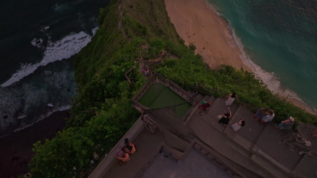 鸟瞰日落时的科林金海滩，印度尼西亚。视频素材