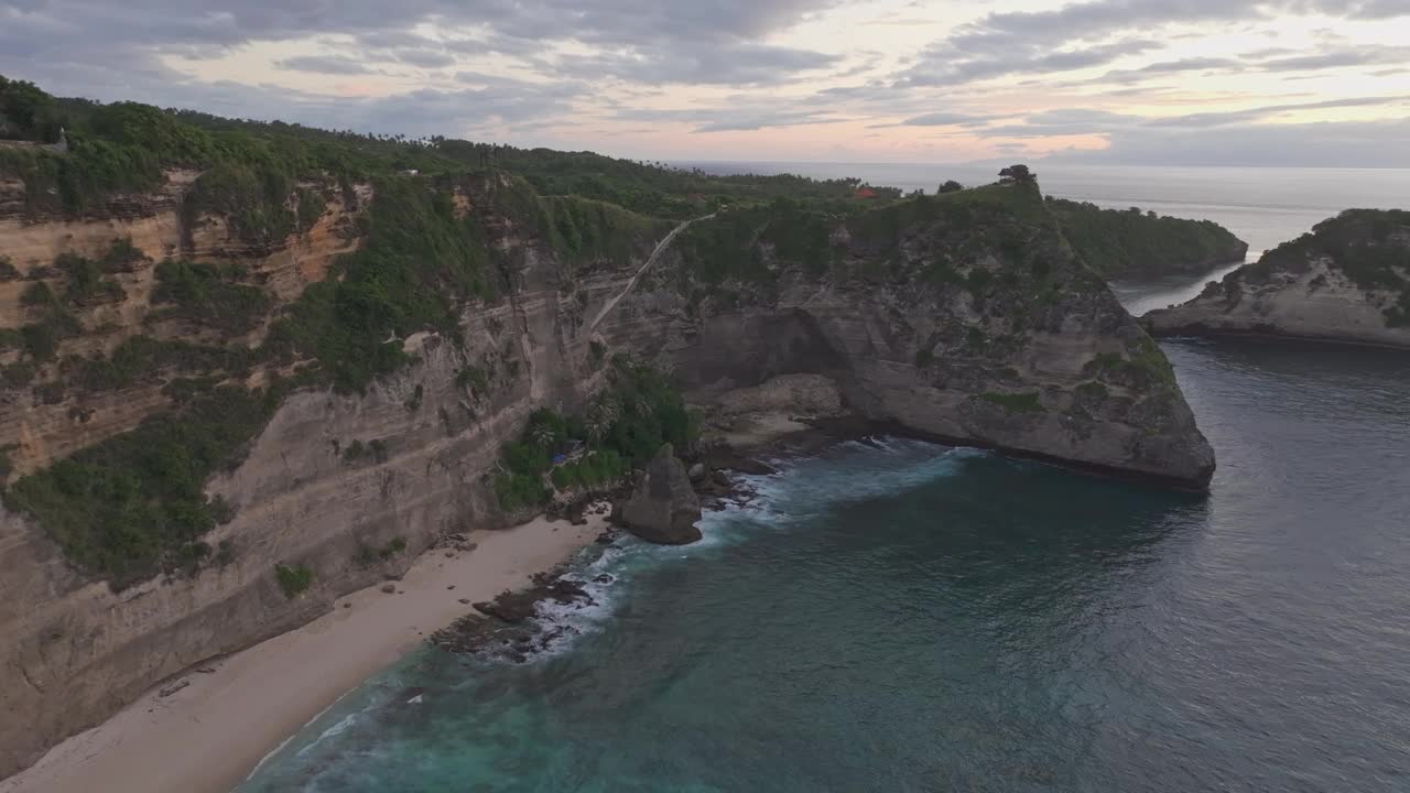 鸟瞰日出时的钻石海滩，努沙佩尼达，印度尼西亚。视频素材