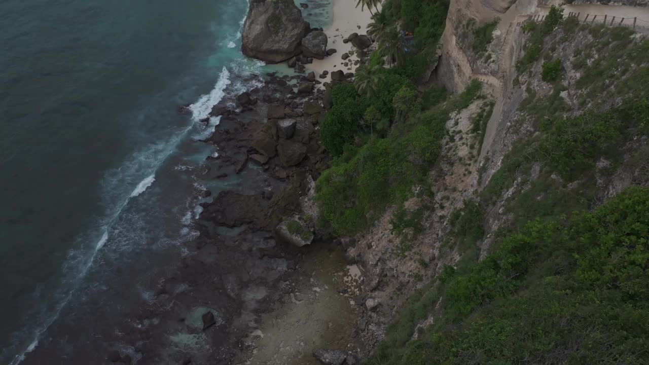 鸟瞰日出时的钻石海滩，努沙佩尼达，印度尼西亚。视频素材