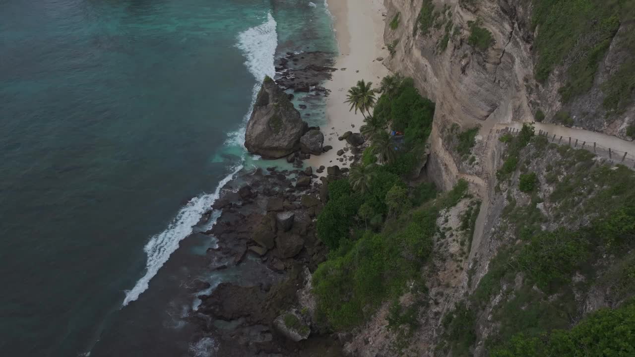 鸟瞰日出时的钻石海滩，努沙佩尼达，印度尼西亚。视频素材