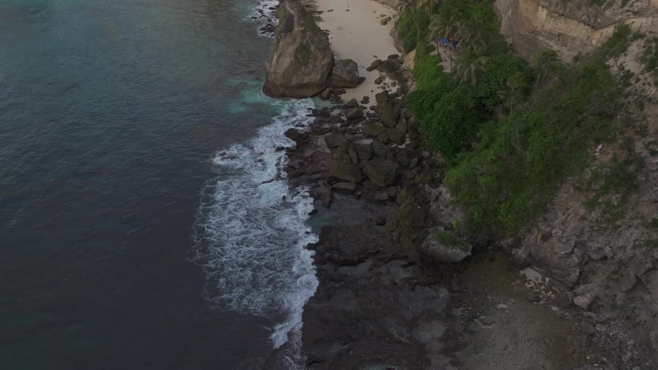 鸟瞰钻石海滩，清澈的蓝色海水和沙滩，印度尼西亚。视频素材