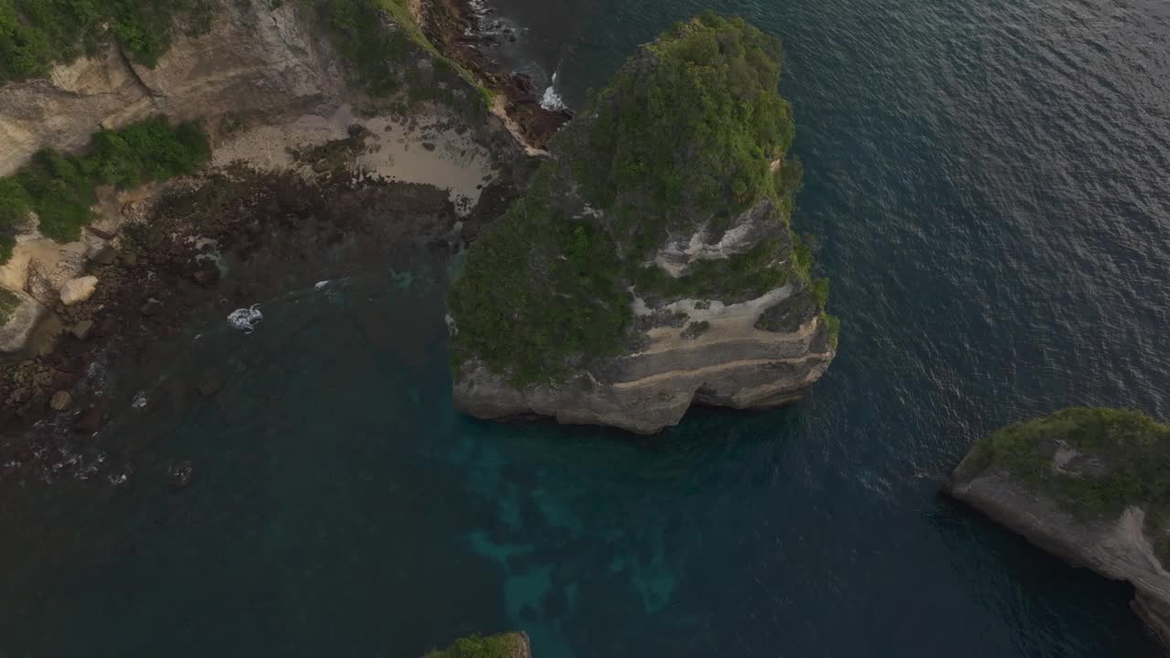 鸟瞰日出时的钻石海滩，努沙佩尼达，印度尼西亚。视频素材