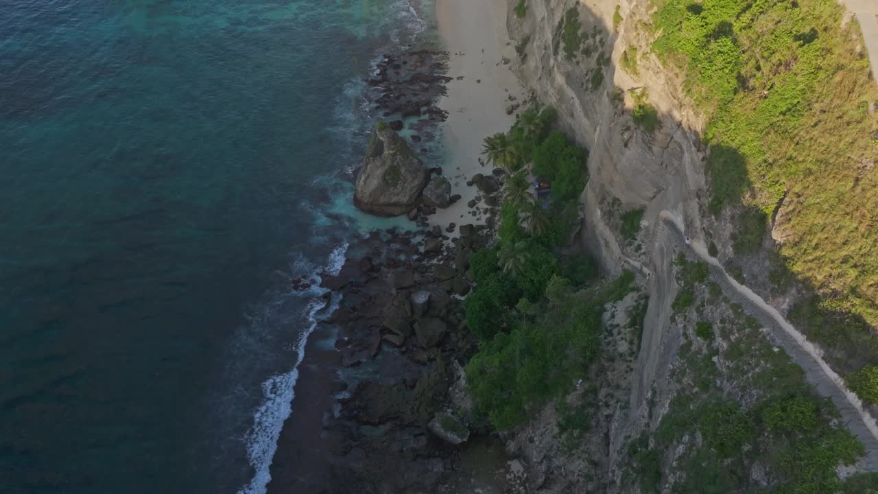 鸟瞰日出时的钻石海滩，努沙佩尼达，印度尼西亚。视频素材