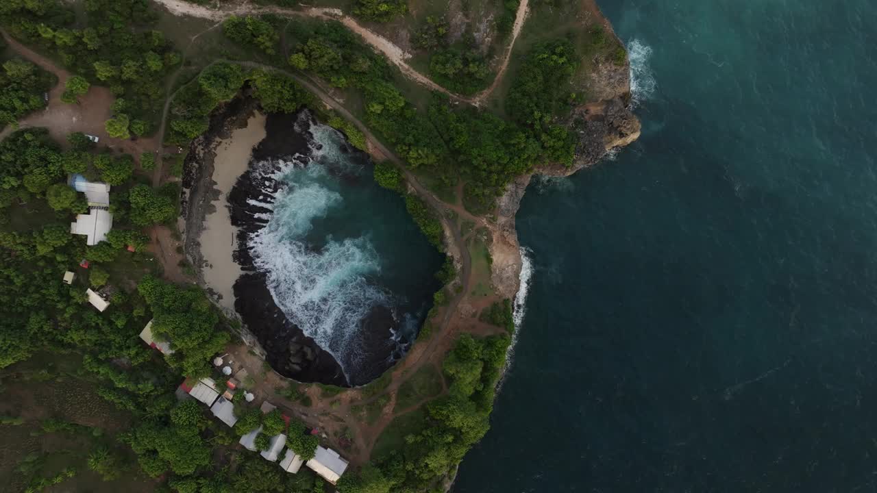 印尼破碎海滩的鸟瞰图，清澈的海水和悬崖边。视频素材