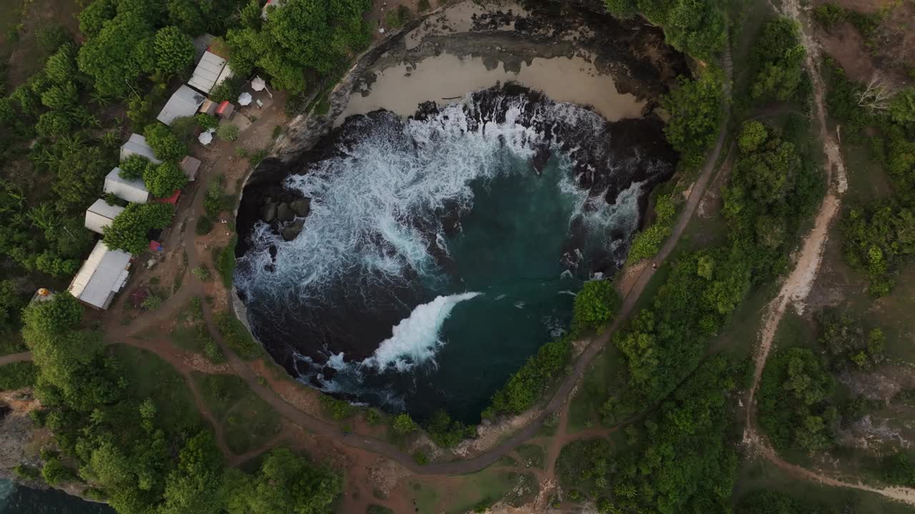 鸟瞰破碎的海滩，海浪和悬崖边的海湾，印度尼西亚。视频素材