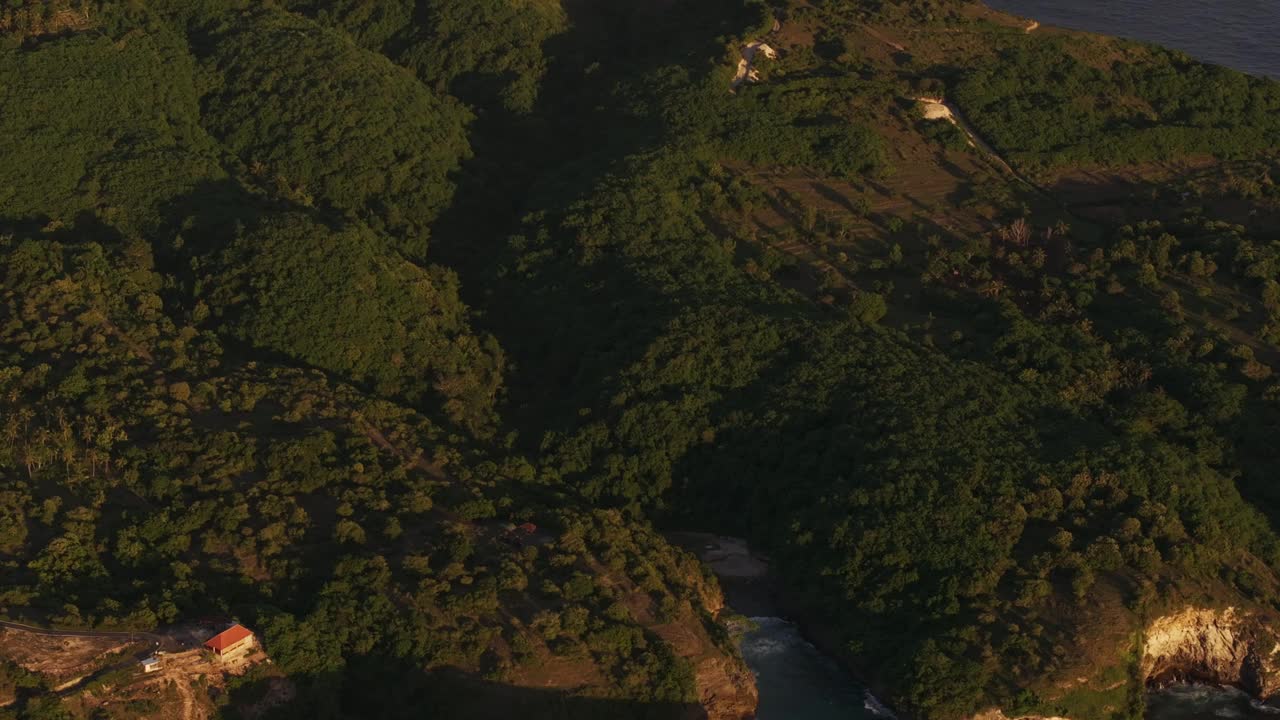 印度尼西亚破碎海滩上壮观的悬崖和清澈的海水鸟瞰图。视频素材