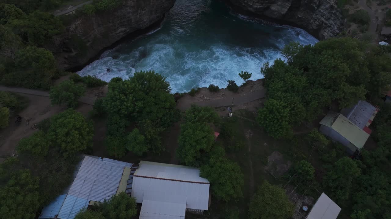 夕阳下的破碎海滩鸟瞰图，印度尼西亚。视频素材