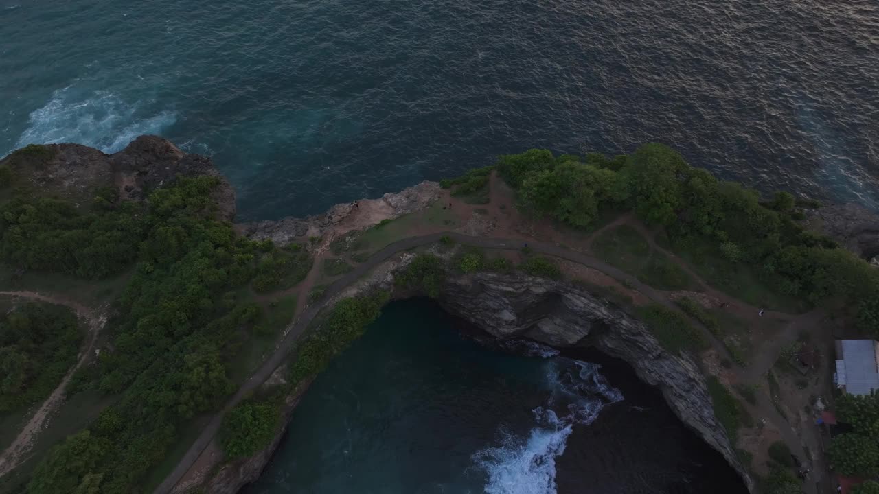 鸟瞰日落时的破碎海滩，努沙佩尼达，印度尼西亚。视频素材