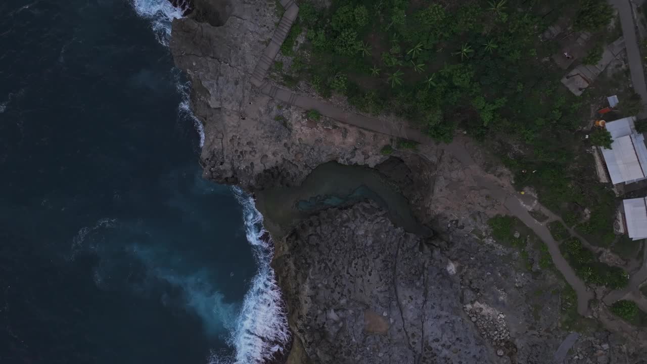 鸟瞰壮观的悬崖边的海湾和清澈的海水在日落，印度尼西亚。视频素材