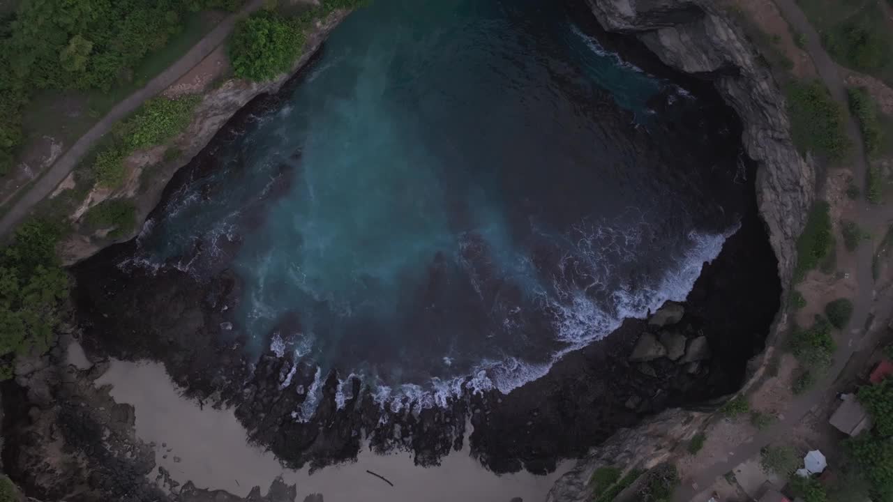 鸟瞰海滩，水，悬崖边的海湾在日落，印度尼西亚。视频素材