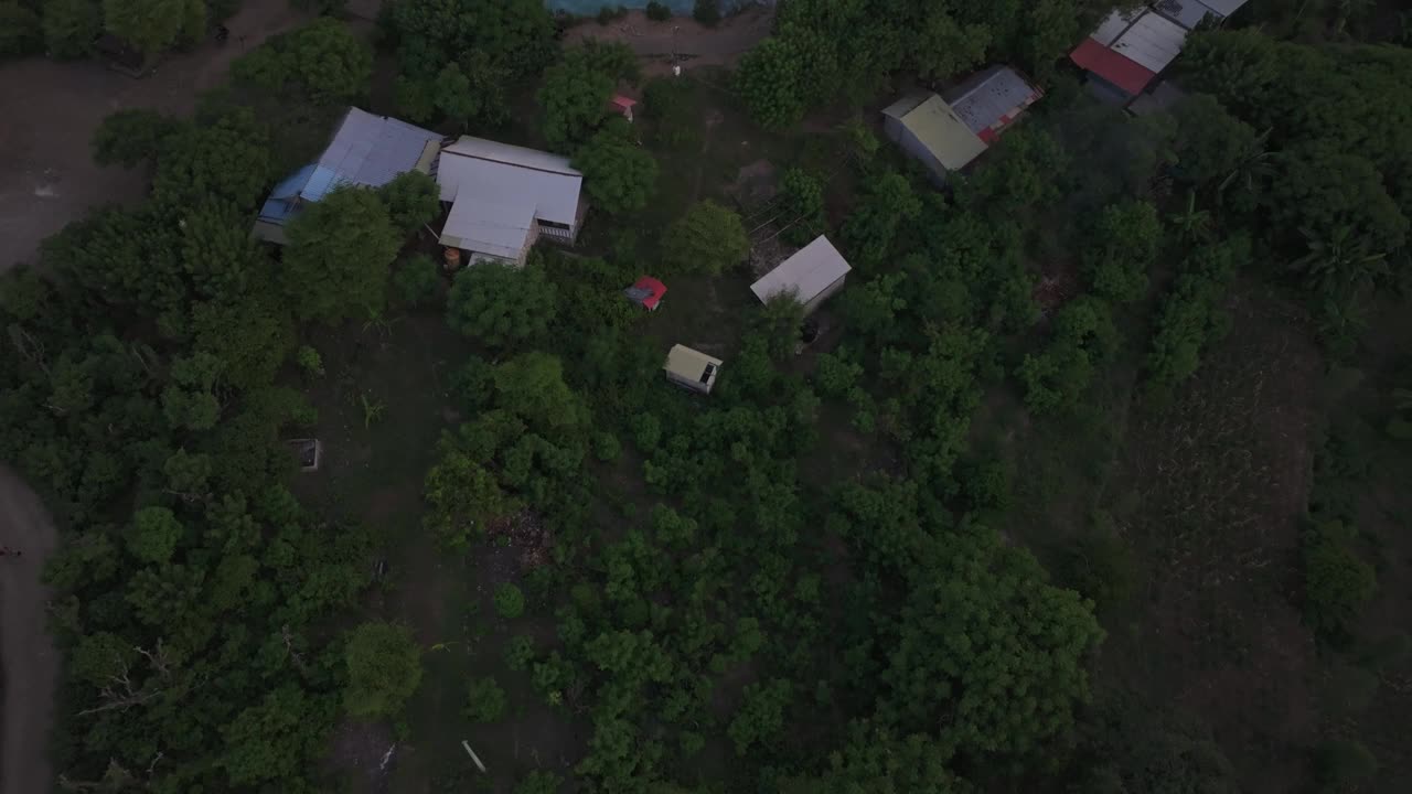 鸟瞰日落时的破碎海滩，努沙佩尼达，印度尼西亚。视频素材