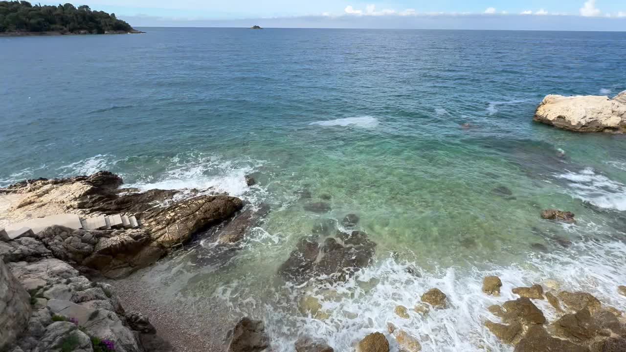 在克罗地亚罗维尼的蒙特海滩，低头看着海浪视频下载