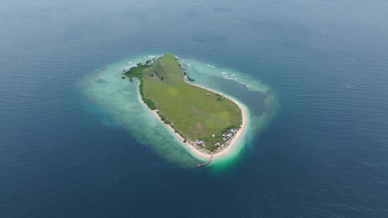 鸟瞰蓝绿色的海洋和海滩，基纳瓦岛，印度尼西亚。视频素材