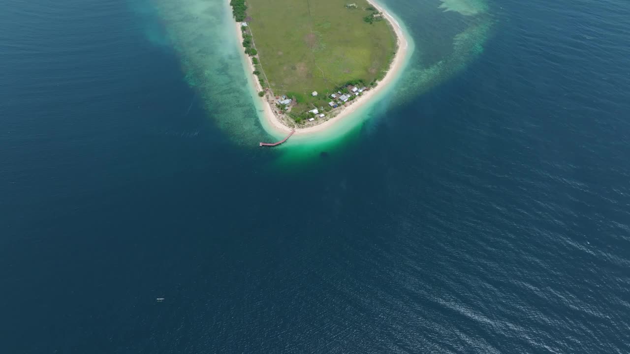 鸟瞰印尼松巴哇的基纳瓦岛海滩。视频素材