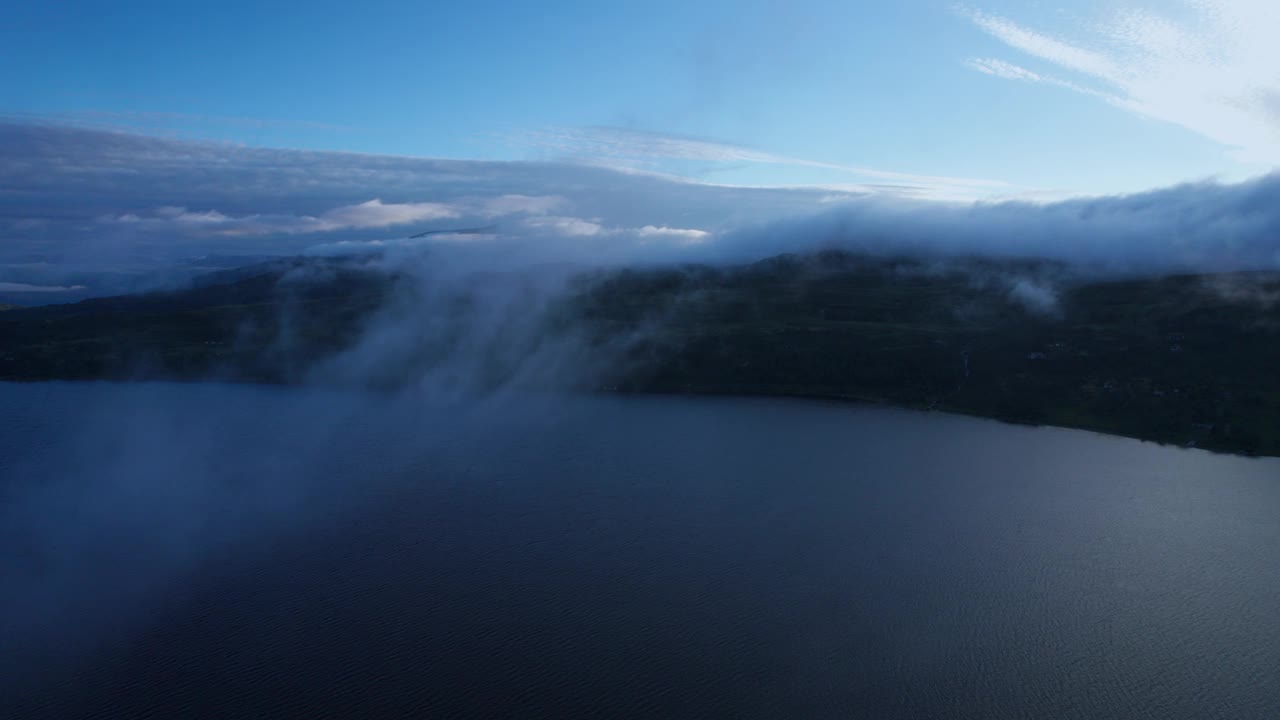 晚上在挪威宁静的山湖上空飞过云层视频素材