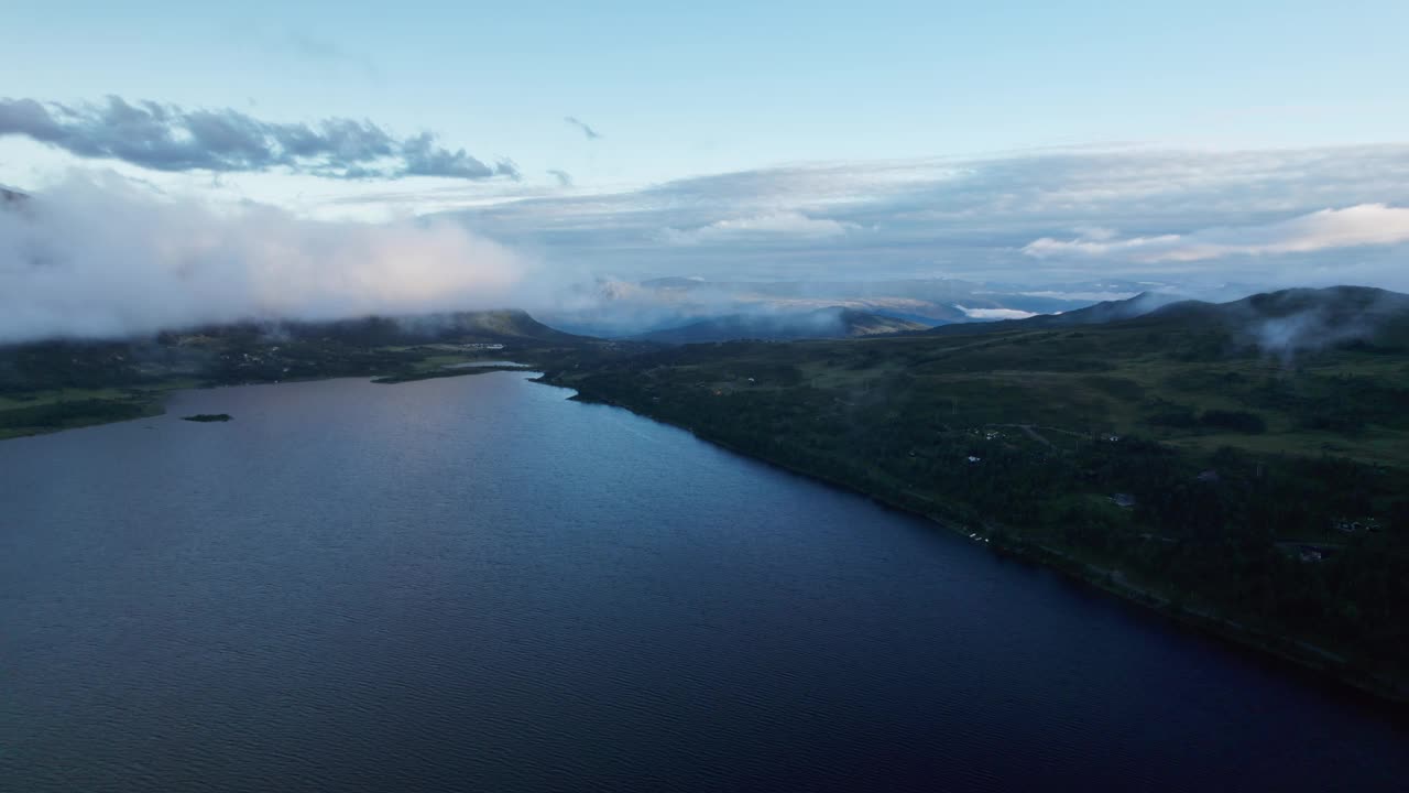 空中轨道拍摄挪威湖与山景和低卷云视频素材