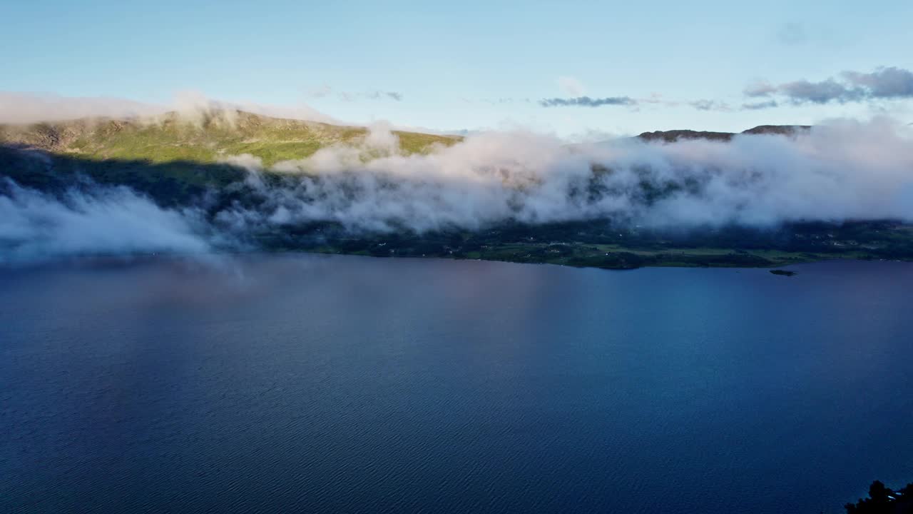 无人机在日落云中捕捉挪威雄伟的山湖视频素材