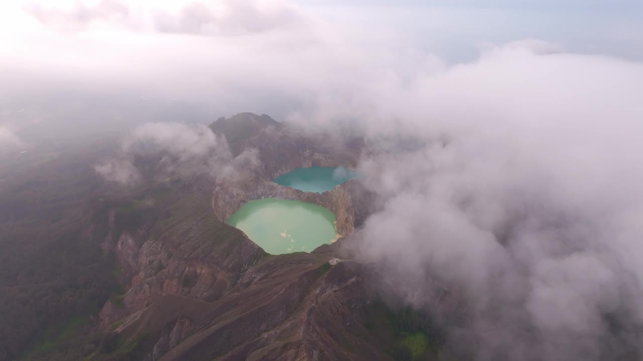 壮观的火山，火山口和湖泊鸟瞰图，Kelimutu，印度尼西亚。视频素材