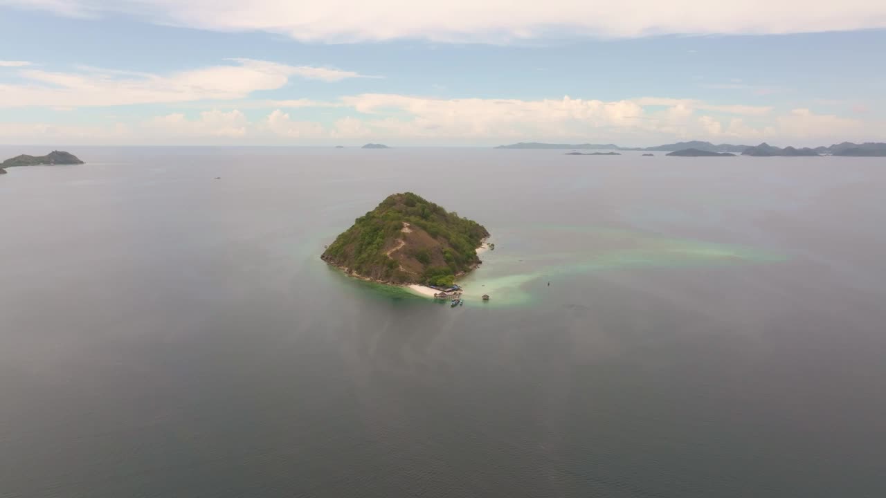 鸟瞰图的热带岛屿与清澈的水，弗洛雷斯海，印度尼西亚。视频素材