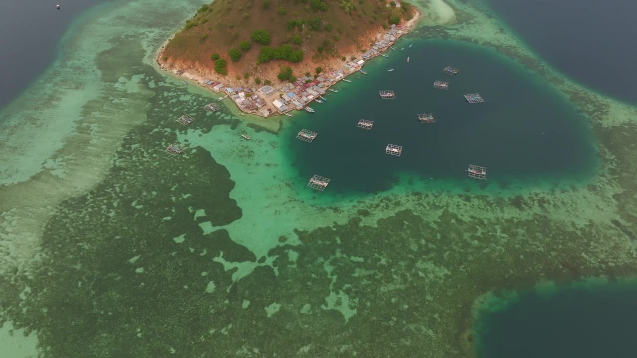 鸟瞰印尼科莫多岛库库桑岛上的渔村。视频素材