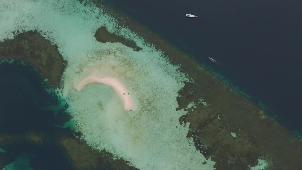 印尼热带岛屿鸟瞰图，海水清澈，海岸多沙。视频素材