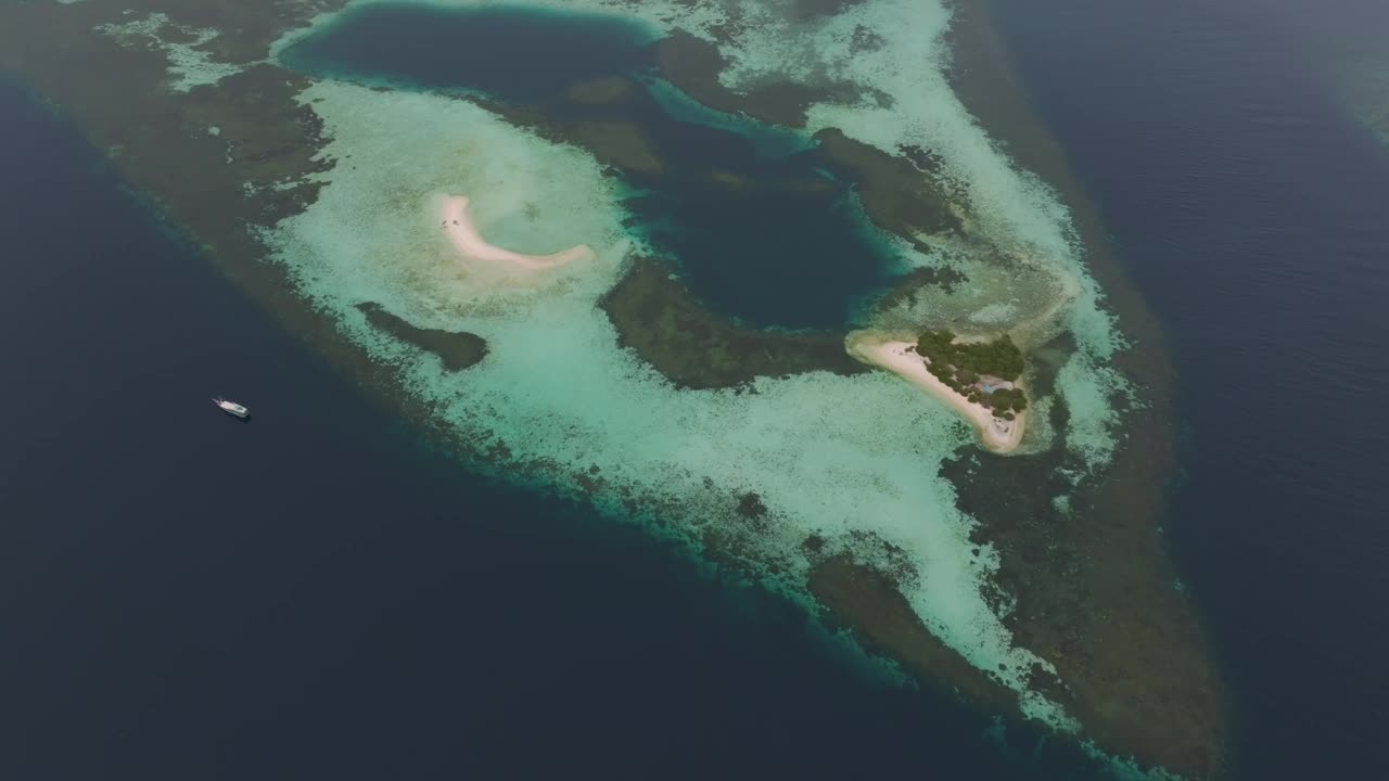 鸟瞰异国情调的岛屿，海洋和大海与船，印度尼西亚。视频素材