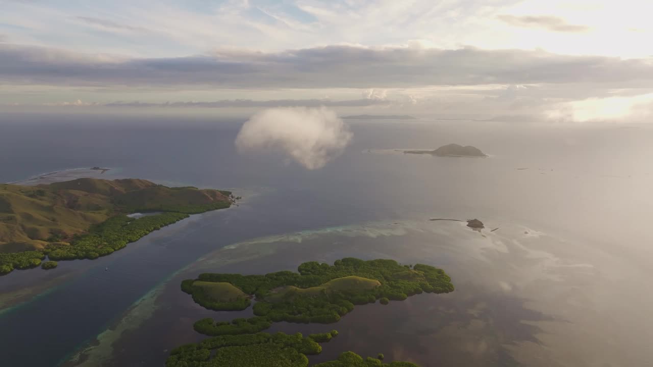 印尼日出时宁静的岛屿和海洋鸟瞰图。视频素材