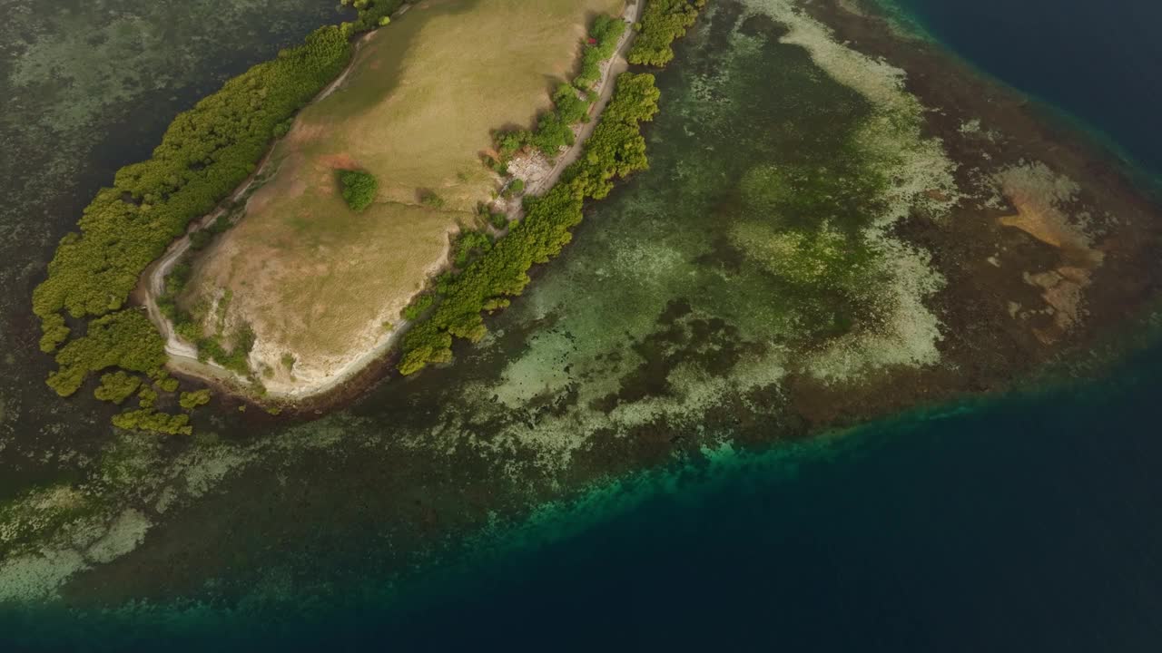 鸟瞰热带天堂海岸线，弗洛雷斯海，印度尼西亚。视频素材