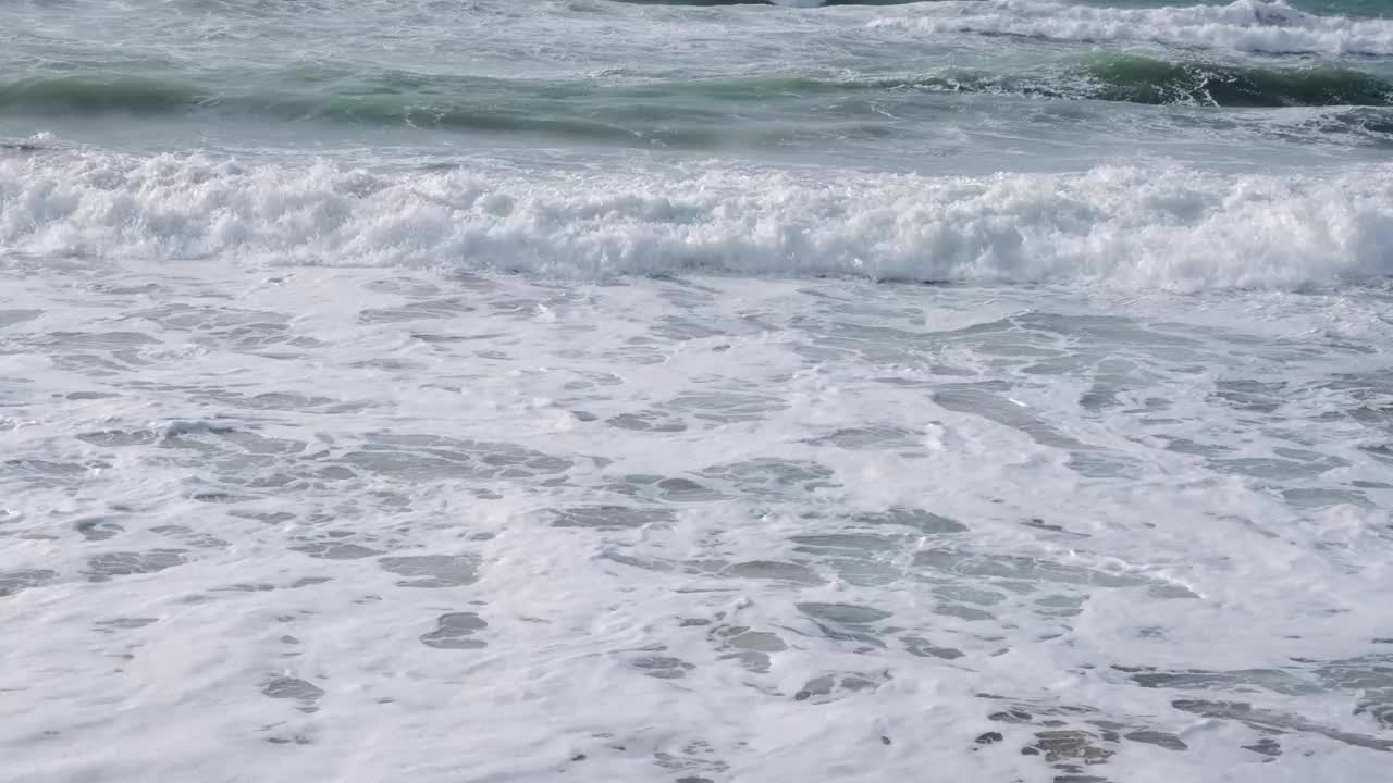 日落时地中海的波浪，展示了戏剧性和多风的天气条件。视频下载