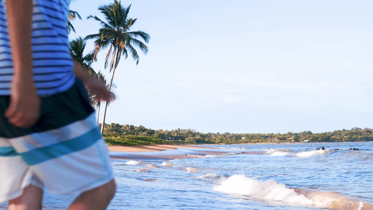 在海滩上享受夏天视频素材