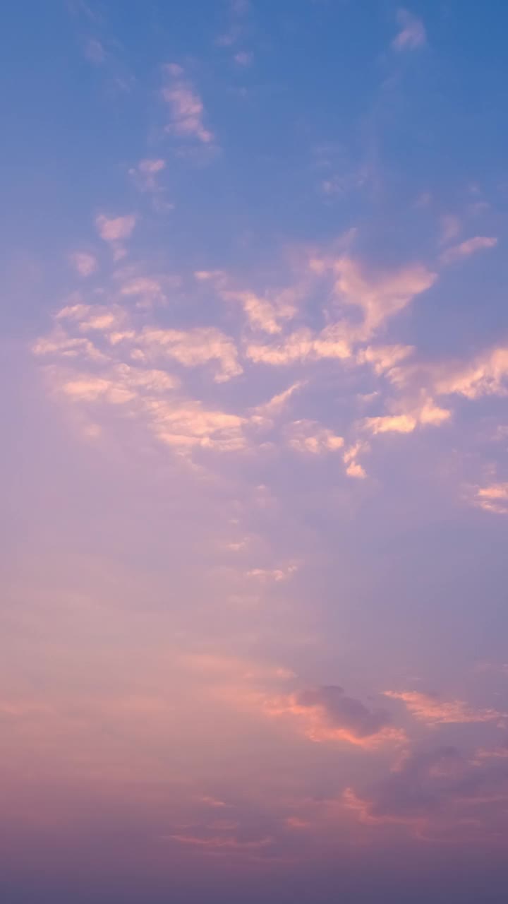 黄昏和黎明的天空与积云垂直时间流逝在一个晚上。视频素材