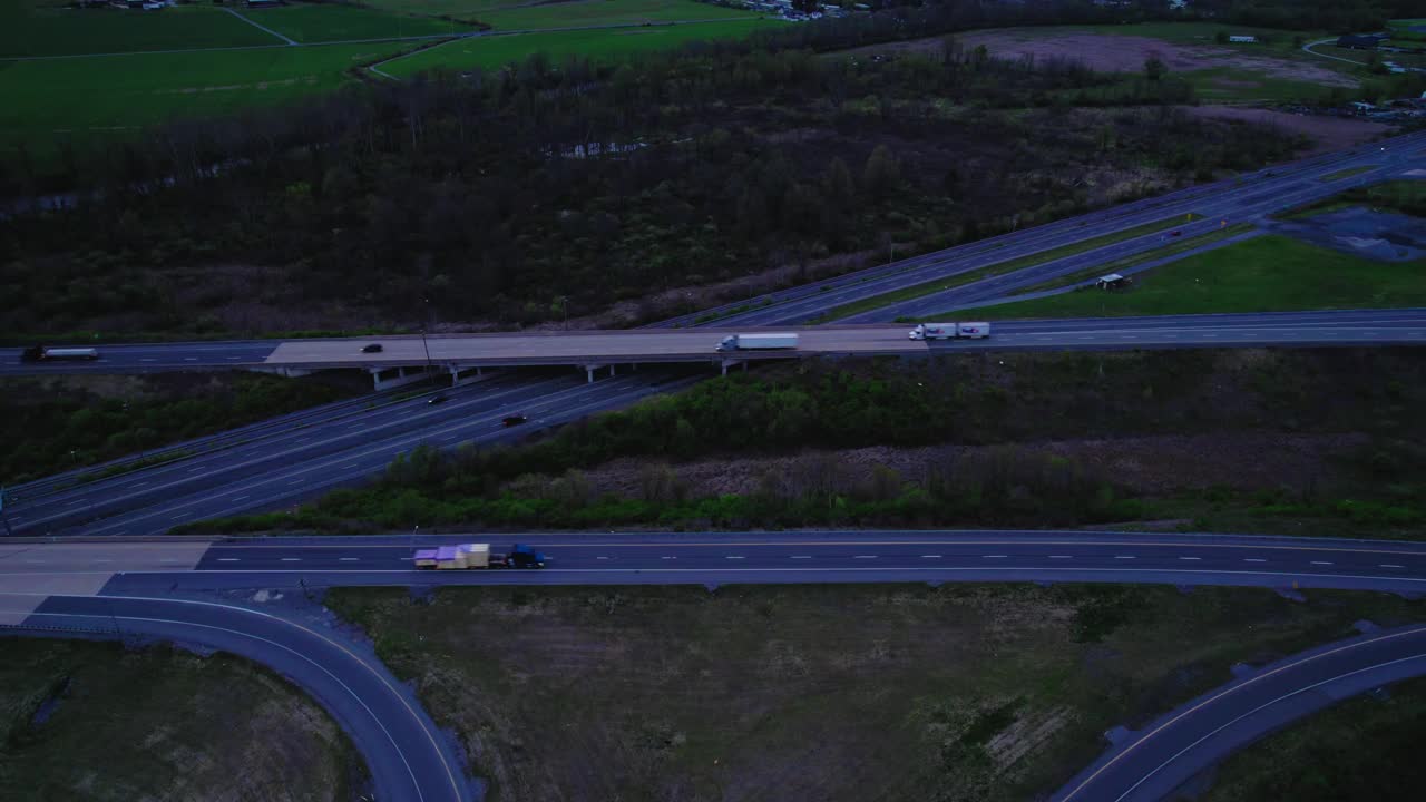 宾夕法尼亚州I-80州际公路航拍图，为半卡车物流服务。运输和货运活动的空中透视。视频素材