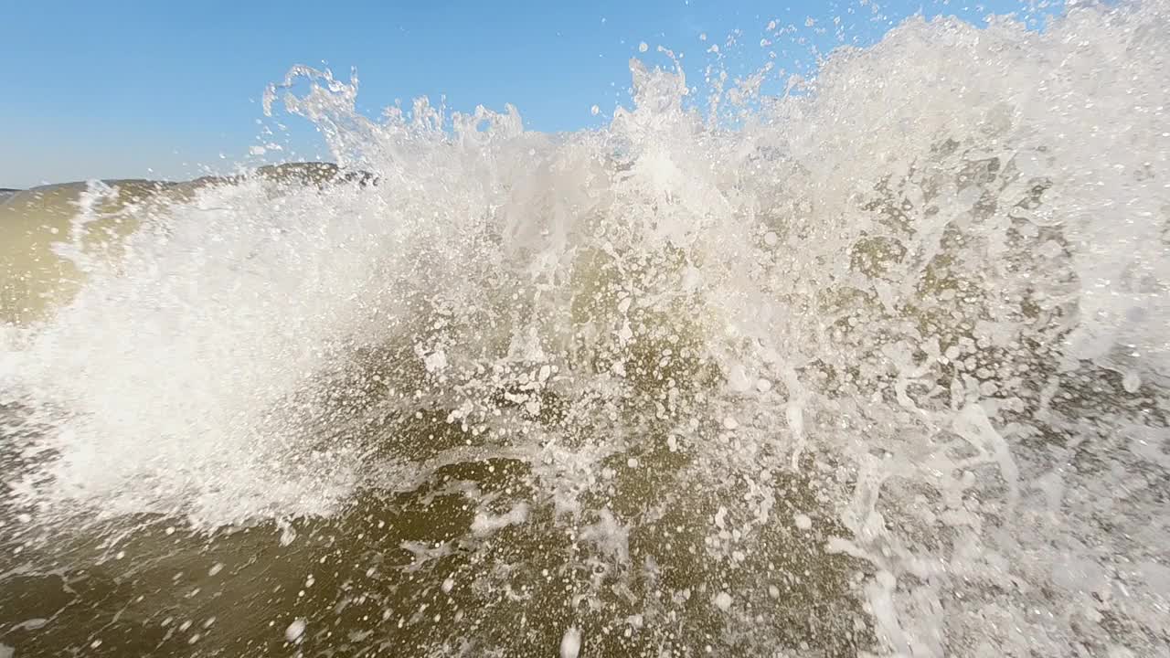 浪花:暴风雨中海浪的浪花和泡沫视频素材